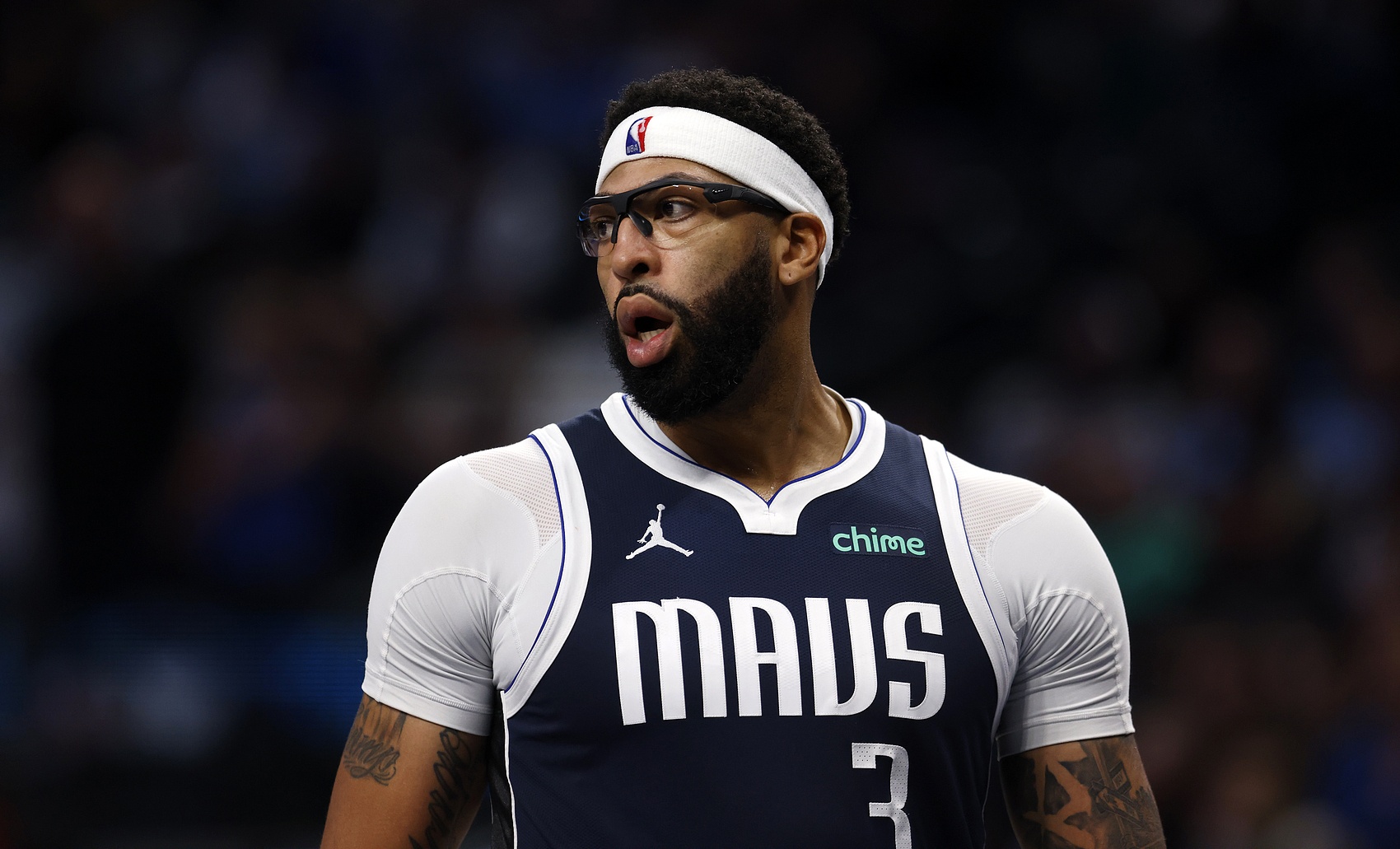 hth体育平台-Shams：浓眉正在洛杉矶与手部专科医生会面 至少缺席2-3个月！